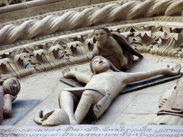 particolare portale cattedrale di Larino